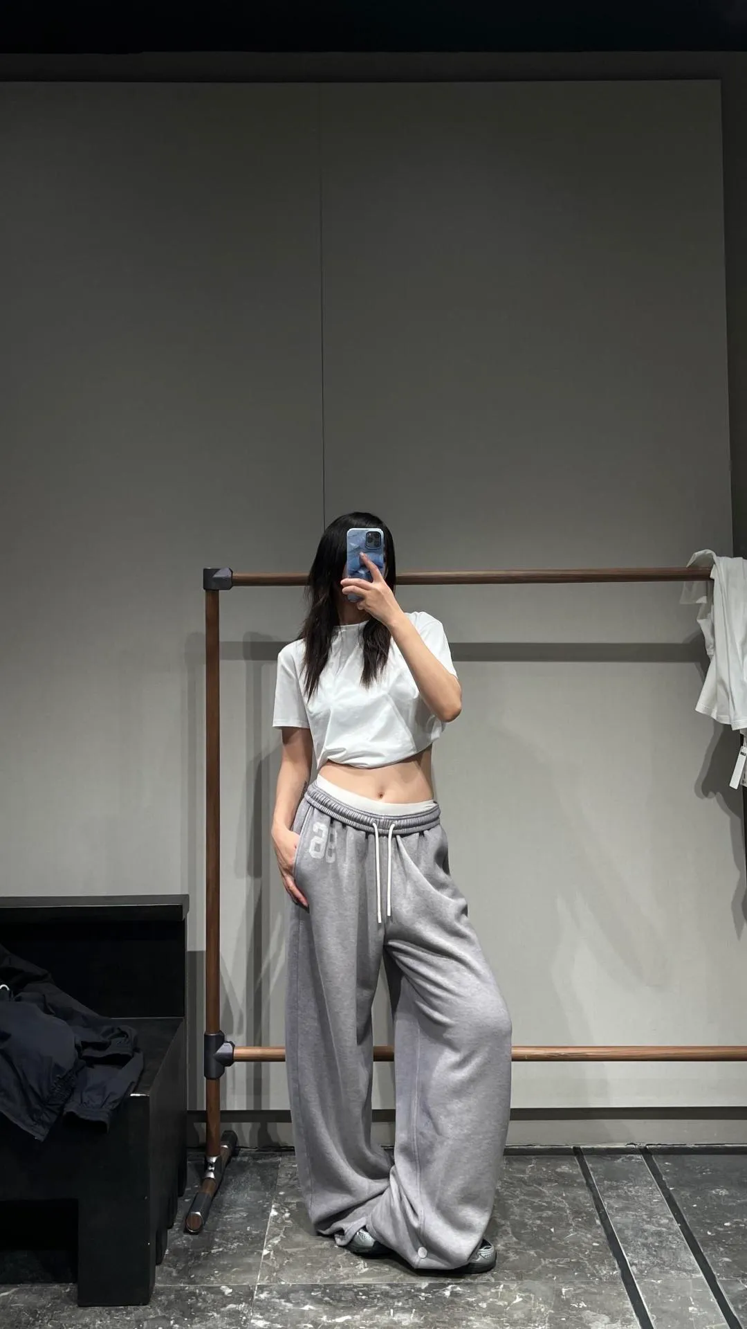 (This fabric is heavy, custom-made, double-sided digital direct-injection dyeing, the process is complicated, and it is more expensive) Acne Studios Stockholm Order number: 3398 Color: Gray ACNE letter drawstring straight trousers Fabric: Pure cotton fabric feels comfortable and not tight, the fabric is extremely comfortable and breathable Craftsmanship: Elastic waistband technology is used. The letters use digital direct-injection technology and are not easy to wear Details: All accessories are customized The level of precision can match the domestic cross-border size table: S (waist 30, hip 56, trouser length 103, foot 26) M (waist 32, hip 58, trouser length 105, foot 27) L (waist 34, hip 60, trouser length 107, foot 28) XL (waist 36, hip 62, trouser length 109, foot 29) Recommendations 173cm and below, 80-130kg S 172-178cm, 130-150kg M 177-182cm, 150-170kg L 180-188cm, 170-190kg XL